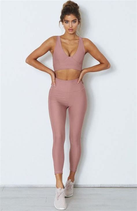 24 Stunning Yoga Outfits to Get You Motivated