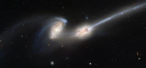 The Mice (NGC 4676): Colliding Galaxies With Tails of Stars and Gas [3973 x 1865] : spaceporn