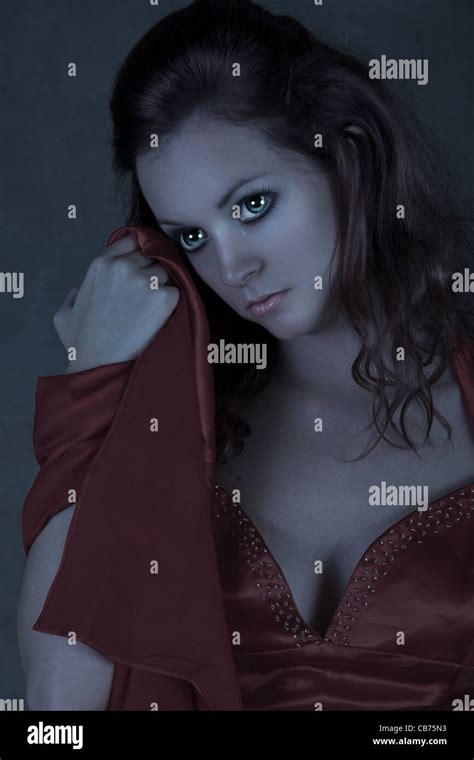 girl crying alone in the dark Stock Photo - Alamy