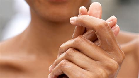 Clammy Hands: A Guide For How To Stop Getting Clammy Hands | Glamour UK