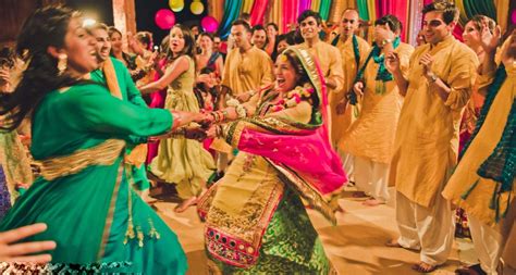 Tips & Tricks For An Epic Mehndi Dance Performance - Bridals.PK