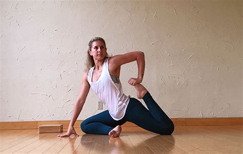 Hip Flexor Yoga Poses : Top 10 Hip Flexor Stretches For Relaxing Your Hips ... : Hold for 3 to 5 ...