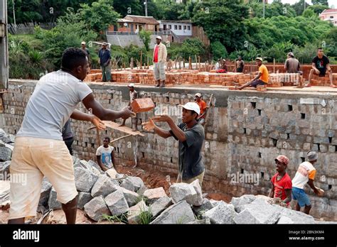 House construction site workers. Madagascar Stock Photo - Alamy