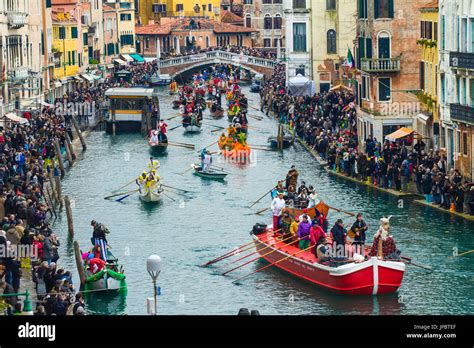 Carnival boats parade and tourists along the cannaregio canal venice hi-res stock photography ...