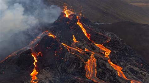 Volcanic Eruption in Iceland Sends Rivers of Lava Flowing (PHOTOS ...