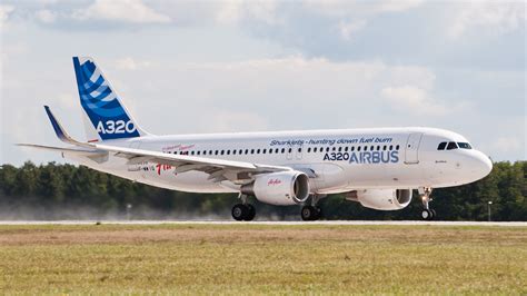 File:F-WWIQ Airbus A320 sharklet ILA 2012 07.jpg - Wikimedia Commons