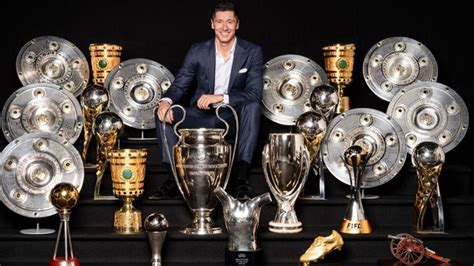 Robert Lewandowski says goodbye to Bayern Munich and poses with the ...