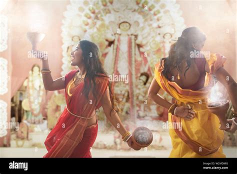 Dhunuchi dance of durga puja hi-res stock photography and images - Alamy