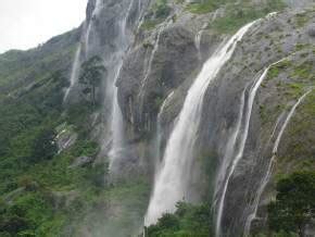 Cheruthoni Dam Munnar - Places to Visit in Munnar