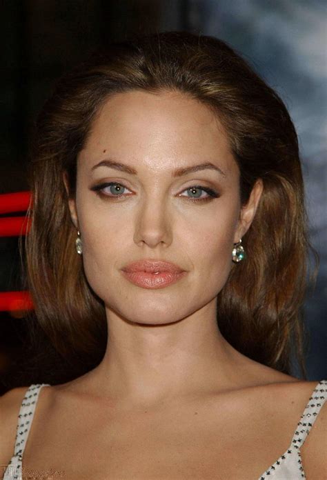 Angelina Jolie vs Jennifer Aniston... Who's more beautiful? - GirlsAskGuys