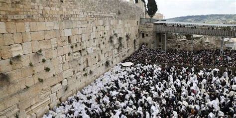 Thousands gather at Western Wall for Passover priestly blessing – www.israelhayom.com