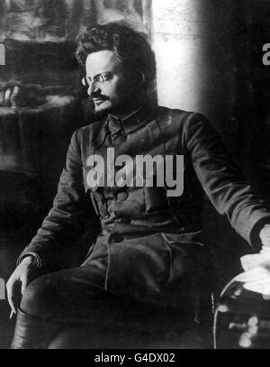 LEON TROTSKY (1879-1940) as Commissar for War makes a rallying Stock Photo: 33683908 - Alamy