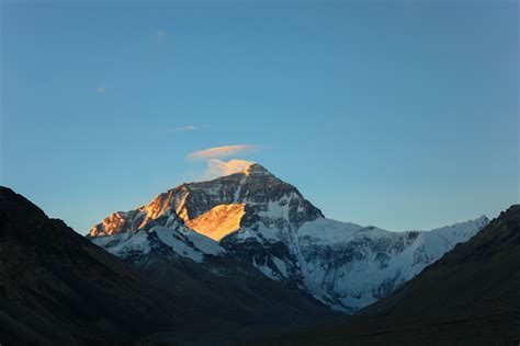 A sunrise to remember. Mount Everest viewed from Tibet. [4030x2687] [OC ...