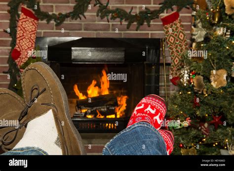 Yule log fire hi-res stock photography and images - Alamy