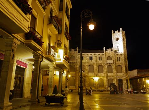 León, Spain (17) – Catedral de León and Plaza de Regla by night | Hitch-Hikers' Handbook