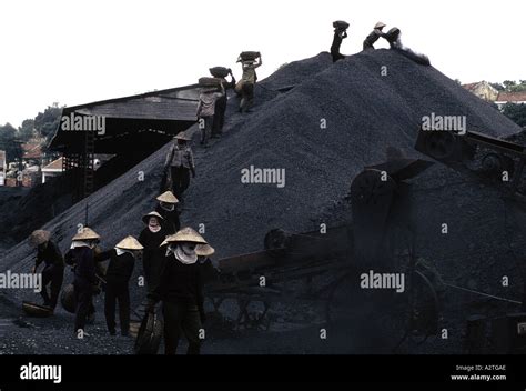 Coal mining industry vietnam hi-res stock photography and images - Alamy