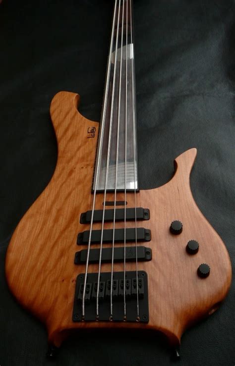 Le Fay Remington Steele Fretless bass guitar with stainless steel fingerboard | Luthiers Access ...