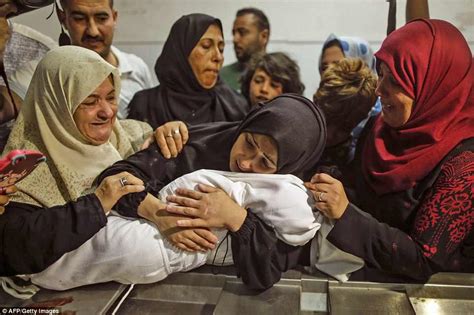 Gaza protests: Mother cradles baby killed by Israeli soldiers | Daily Mail Online