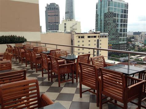 Saigon Saigon Bar - rooftop bar at the Caravelle Saigon hotel - Asia Bars & Restaurants