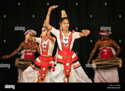 Sri lankan male dancers hi-res stock photography and images - Alamy