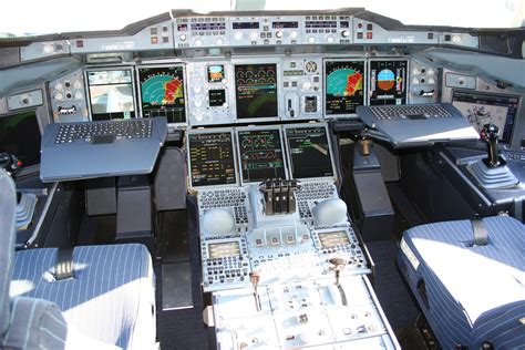 File:Airbus A380 cockpit.jpg - Wikimedia Commons