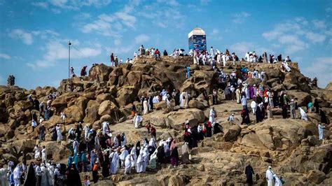 Mengunjungi Bukit Jabal Rahmah di Padang Arafah Mekah - Vlix.id