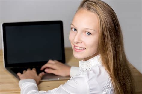 Girl typing on a laptop | Free Photo