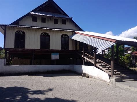 3 Rumah Adat Sumbawa beserta Penjelasan, Gambar & Nama