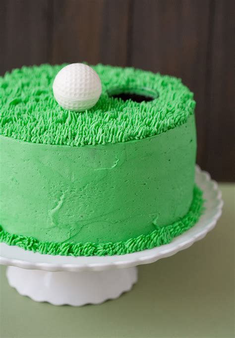 Simple and chic golf theme cake - Chickabug