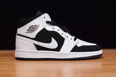 Air Jordan AJ1 Mid “White/Black”,Fashion sports shoes