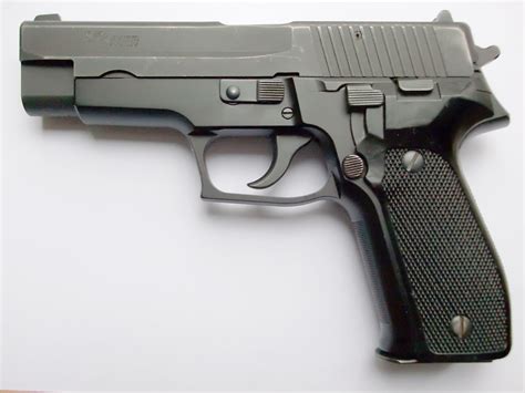 SIG Sauer P226 - Wikipedia