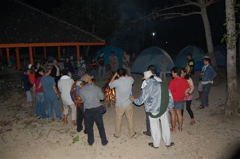 Camping di Pantai Sundak | Wisma Bahasa Weblog