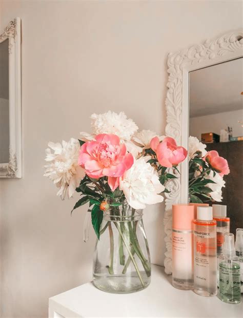 Pink and White Roses in Clear Glass Vase · Free Stock Photo