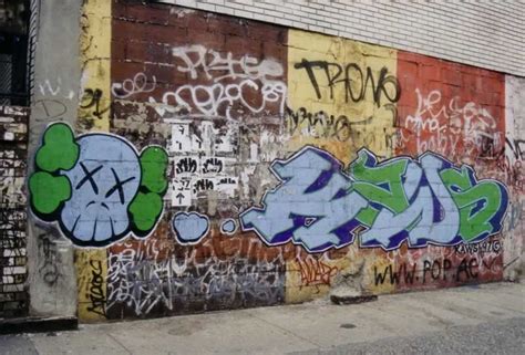 kaws NY | Street art graffiti, Street art, Graffiti piece