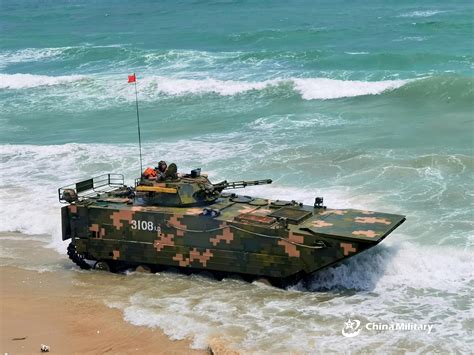 Amphibious IFV makes way to sea - Photos - 中国军网（英文版）