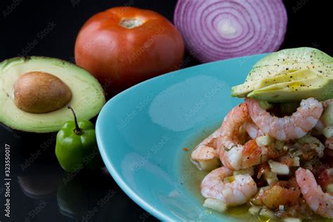 Ceviche de camarón con verduras al fondo, jitomate, cebolla, aguacate y ...