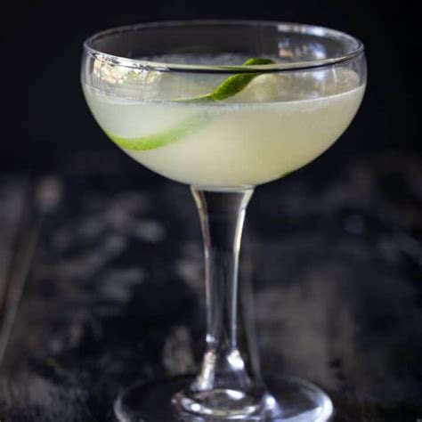 Authentic 3-ingredient Classic Daiquiri Recipe - Garnish with Lemon