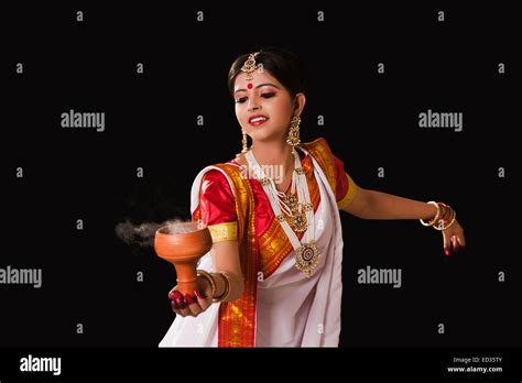 1 Bengali Housewife lady dance Durga Puja Stock Photo - Alamy