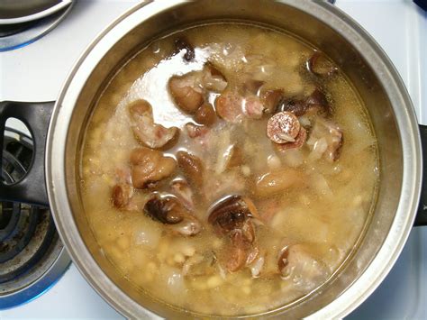 Bean soup with smoked pork hocks