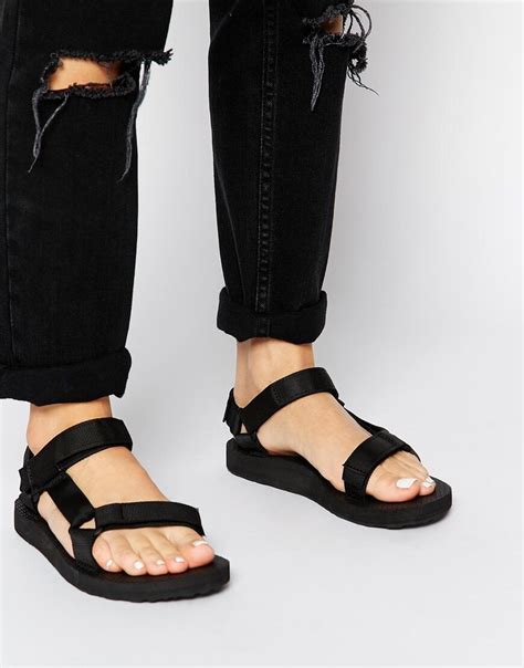 These £35 Walking Sandals Are A Massive Fashion Hit... Apparently - The ...