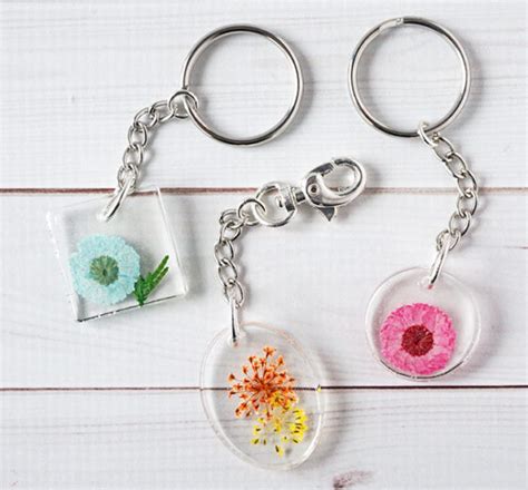 DIY Resin Flower Keychains - Resin Crafts Blog