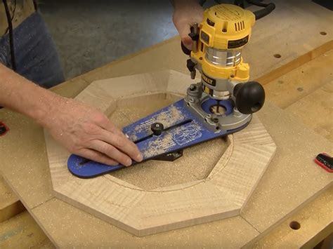 VIDEO: How to Cut Circles with a Router Jig - Woodworking | Blog ...