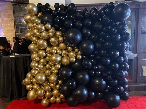 Black & Gold Balloon Backdrop | Black and gold balloons, Gold balloons decorations, Black balloons