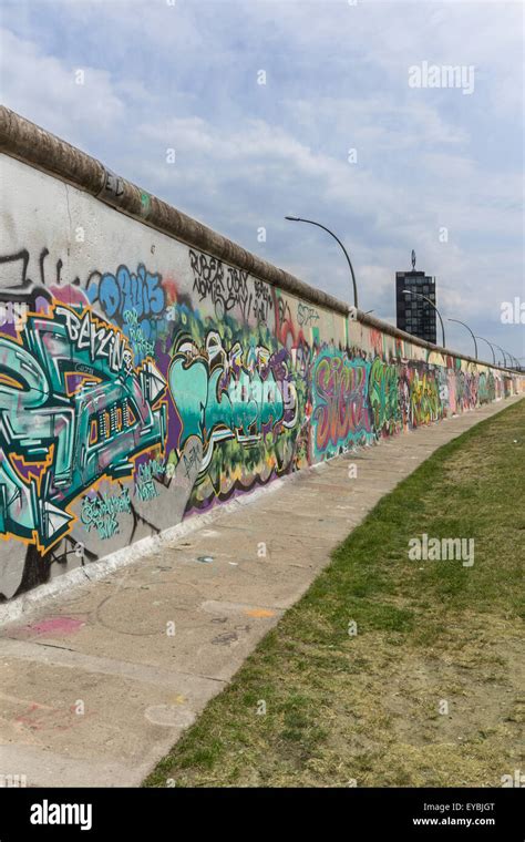 Graffiti east berlin wall hi-res stock photography and images - Alamy