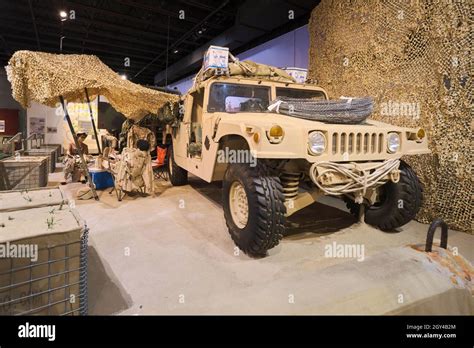 Humvee desert hi-res stock photography and images - Alamy