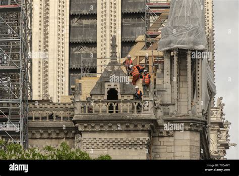 Notre dame fire 2019 hi-res stock photography and images - Alamy