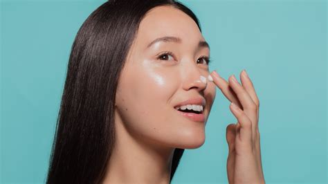 You Should Always Use Moisturizer Before Applying Foundation To Your Face. Here's Why