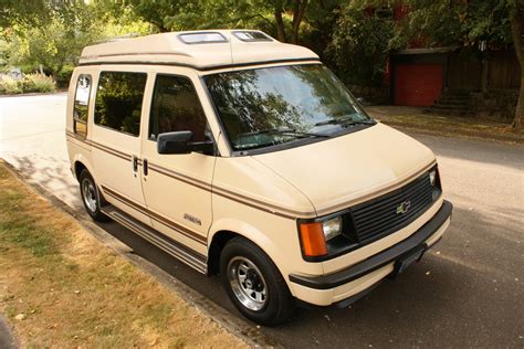 OLD PARKED CARS.: 1989 Chevrolet Astro Van Chinook Custom Camper.