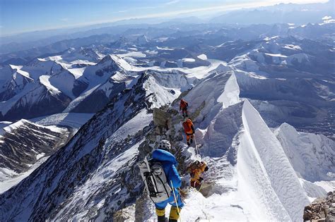 Mount Everest Summit / Two Climbers Return To Everest To Snapchat The ...