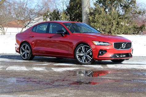 The 2019 Volvo S60 T6 R-Design sports clean, simple design - CNET